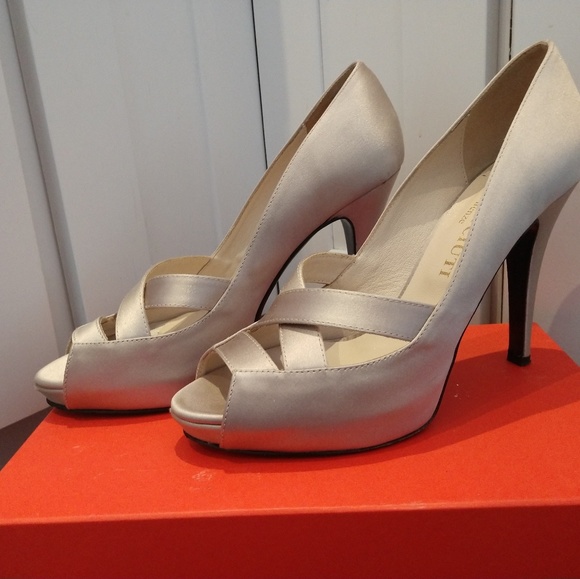 Claudia Ciuti satin shoes, size 8 - Picture 7 of 7